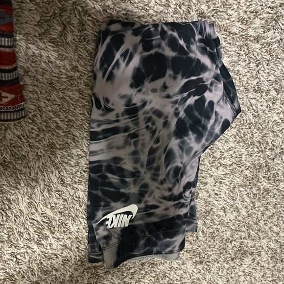 Small light light violet color like lilac nike capri workout shorts: see color - Picture 3 of 5